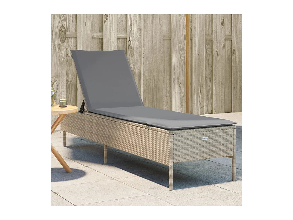 Chaise longue met beige hars rieten kussen