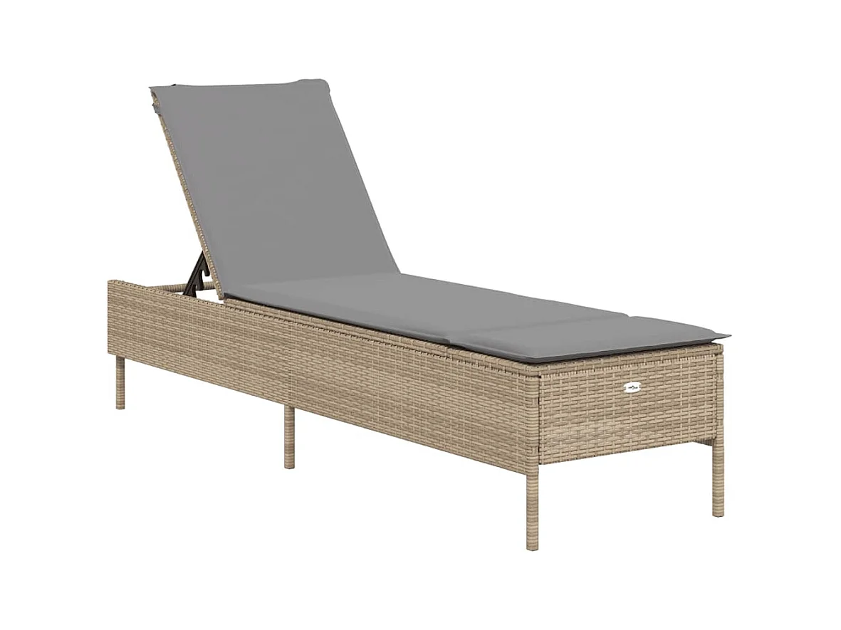 Chaise longue met beige hars rieten kussen