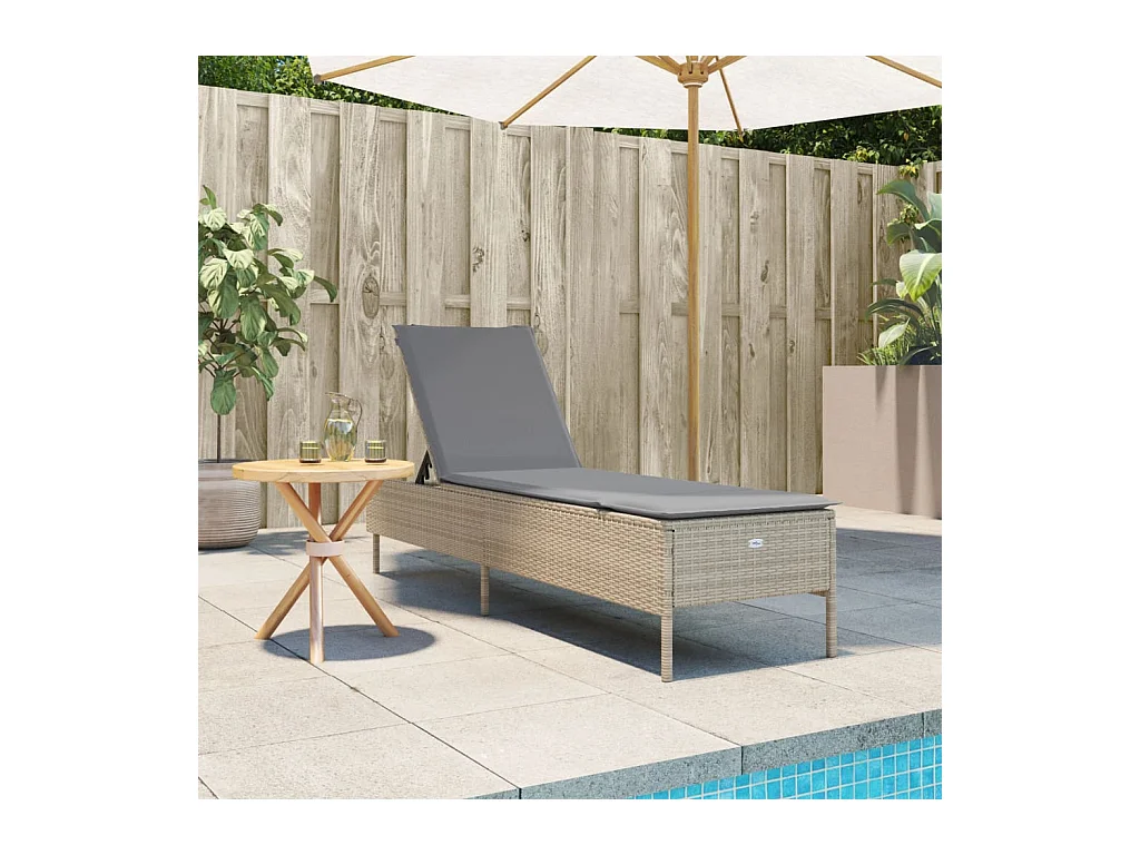 Chaise longue met beige hars rieten kussen