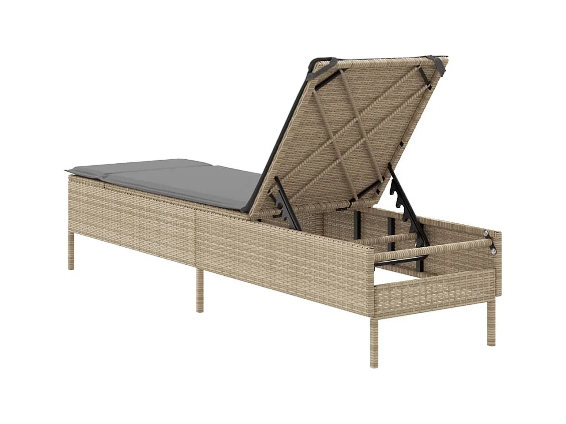 Chaise longue met beige hars rieten kussen