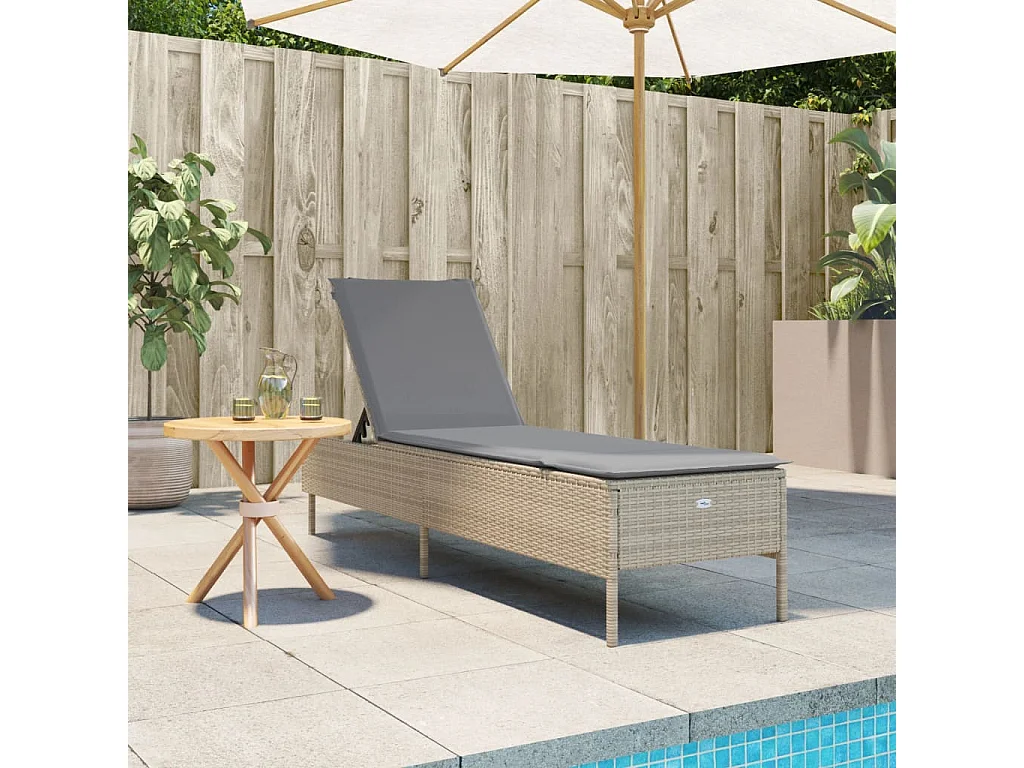 Chaise longue con cuscino in vimini di resina beige