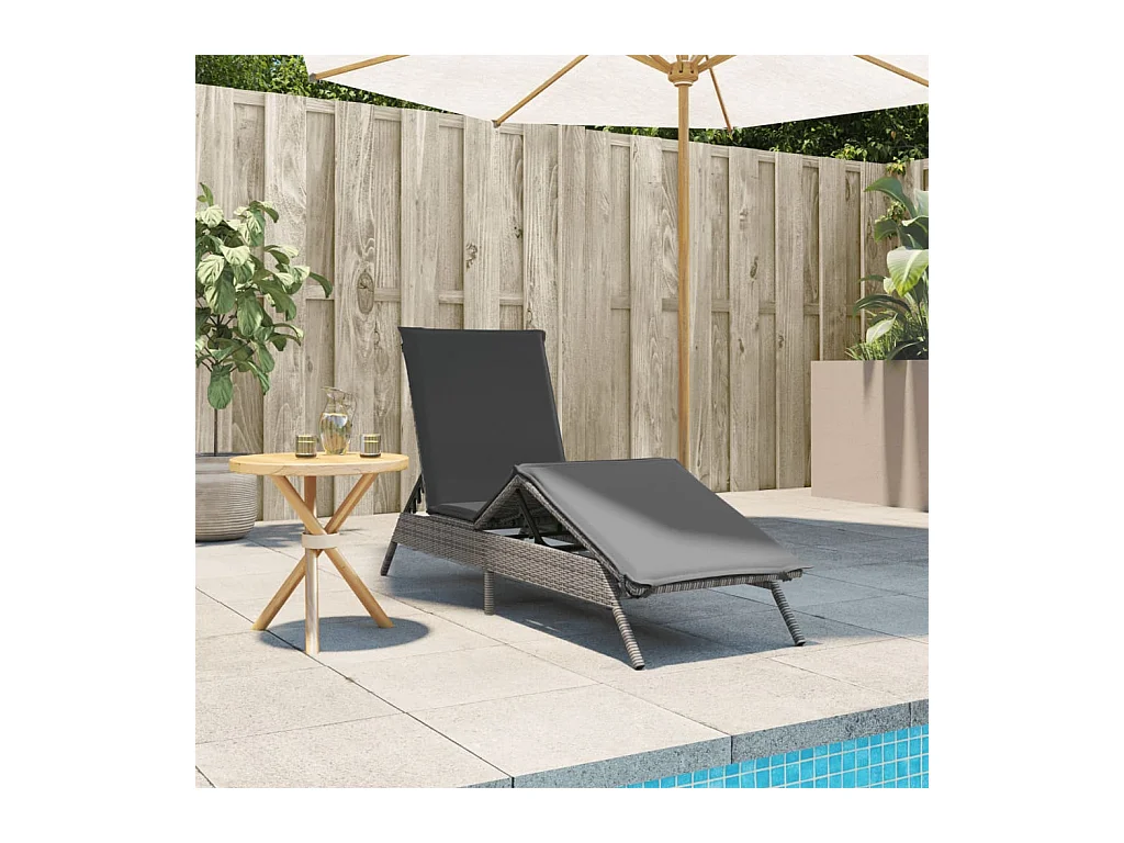 Chaise longue met grijs harsrieten kussen