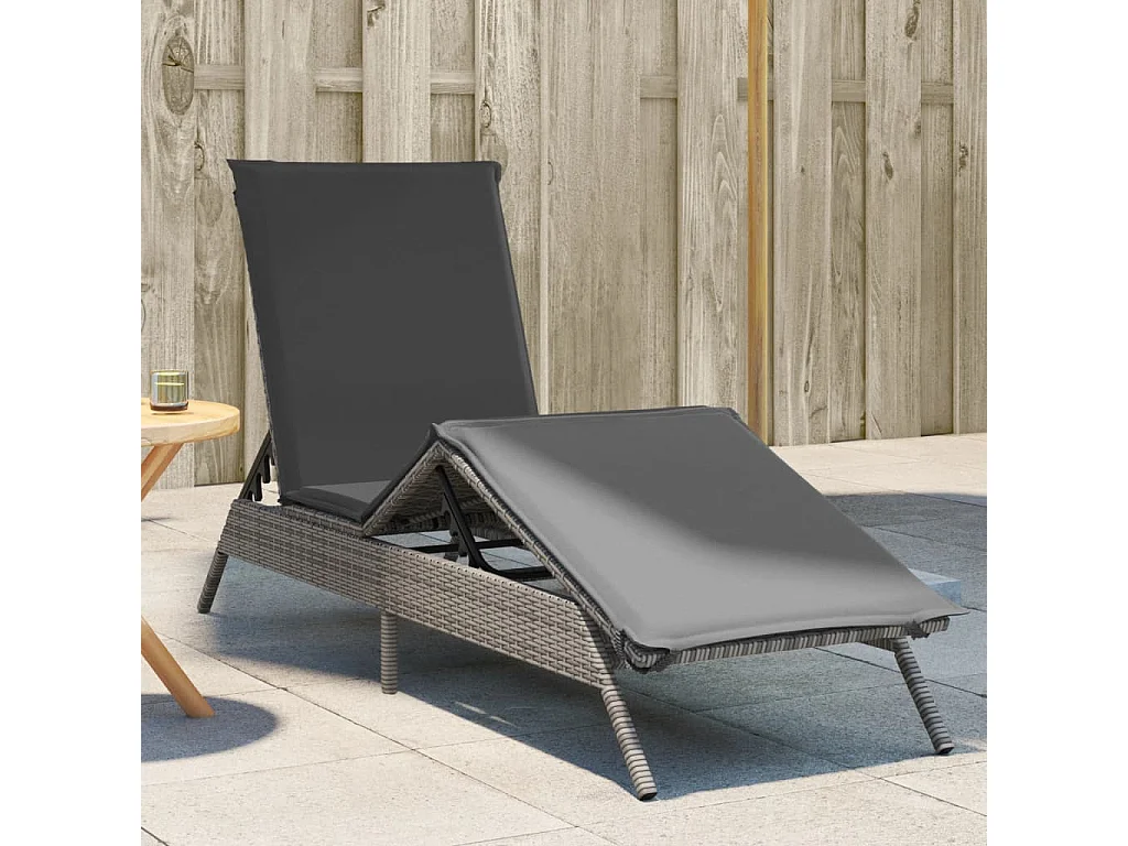 Chaiselongue mit grauem Harzgeflechtkissen