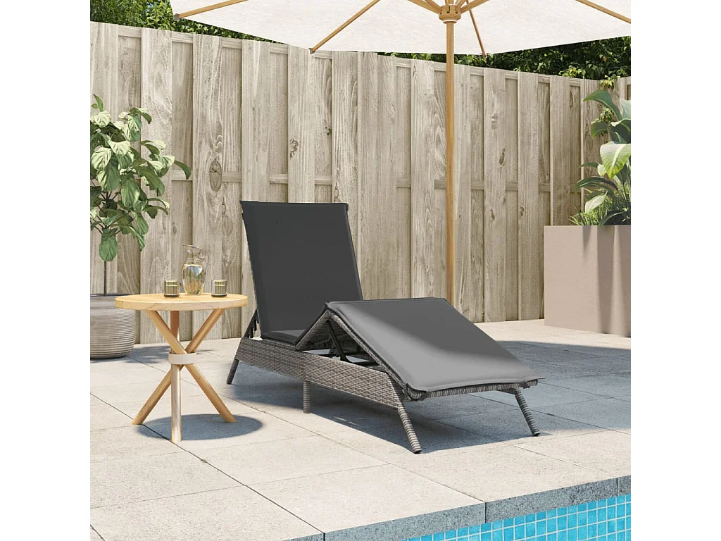 Chaiselongue mit grauem Harzgeflechtkissen