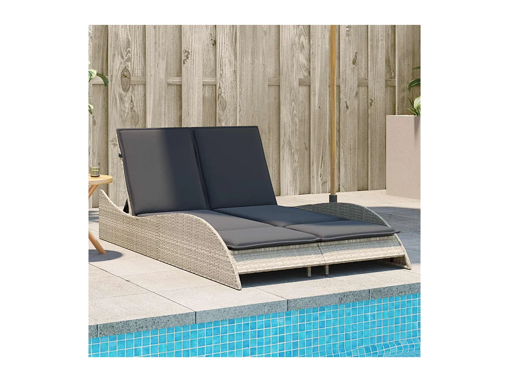 Chaise longue met lichtgrijze kussens 114x205x73 cm poly rotan