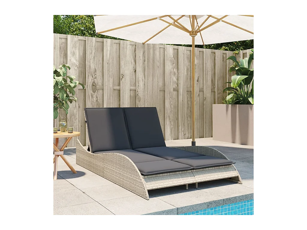 Chaise longue met lichtgrijze kussens 114x205x73 cm poly rotan