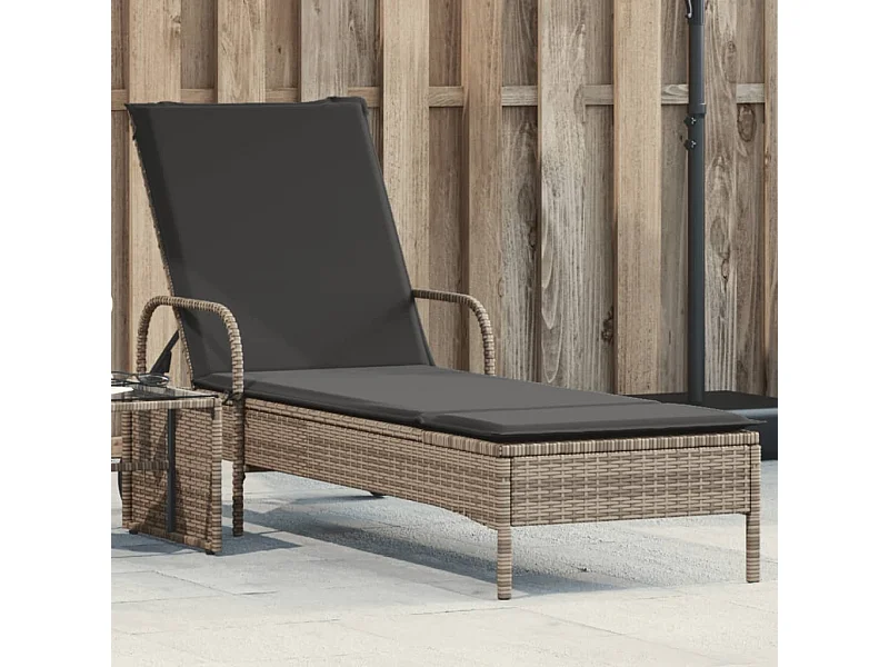 Chaise longue con ruote e cuscino in resina intrecciata grigia