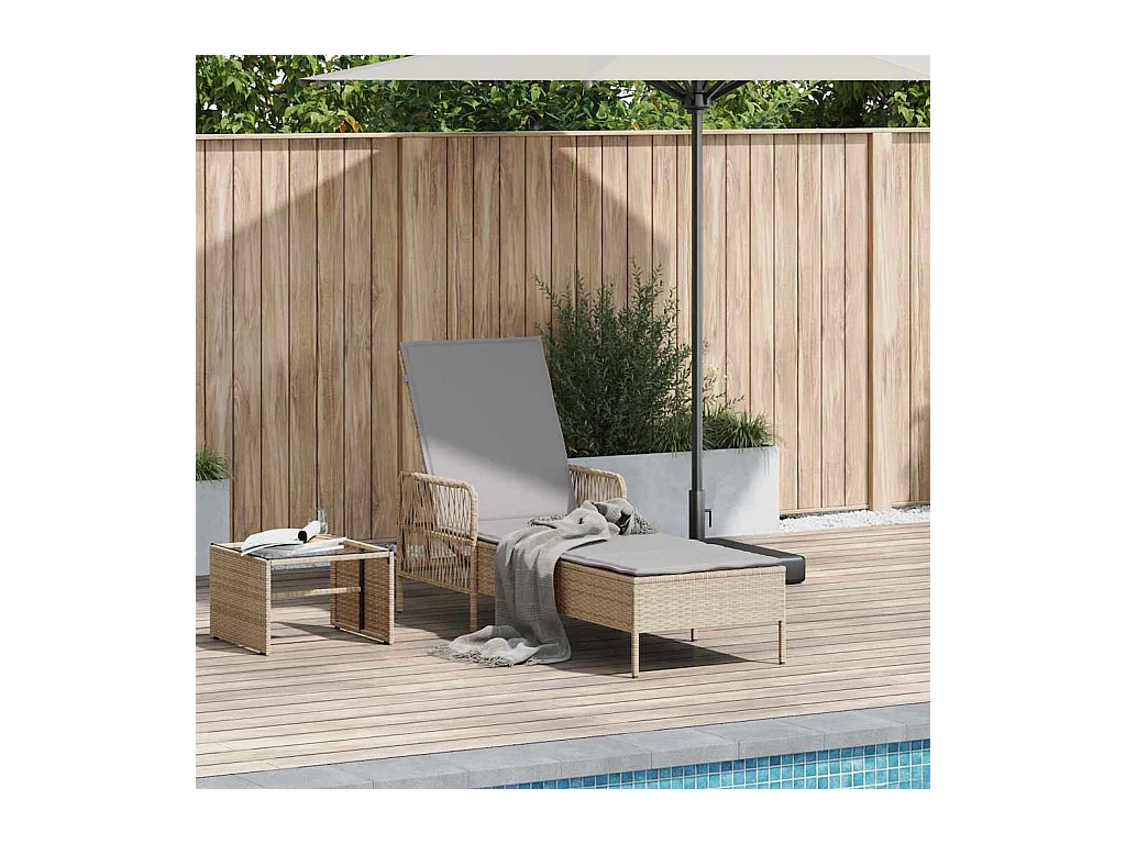 Chaise Longue avec Coussin Beige en Rattan Immitation.