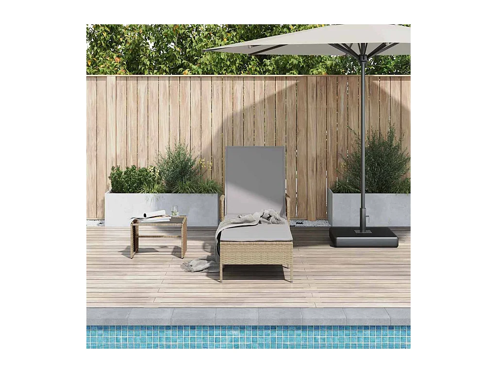 Chaise Longue avec Coussin Beige en Rattan Immitation.