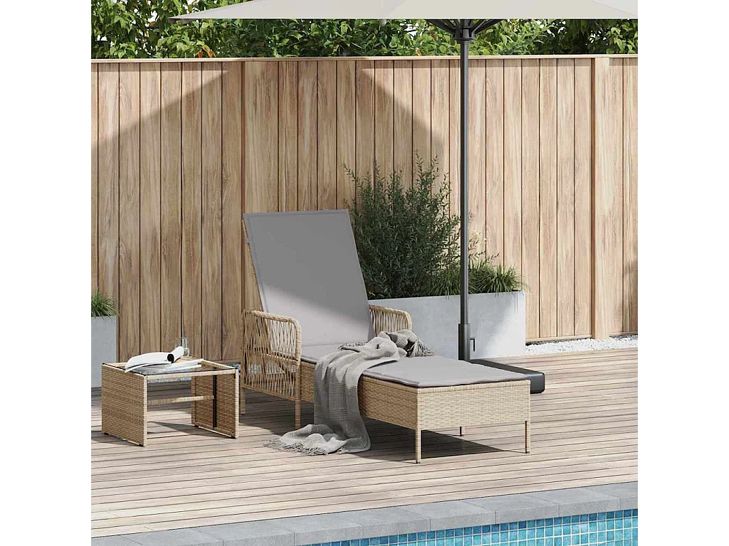Chaise Longue met beige kussen van imitatie rotan.
