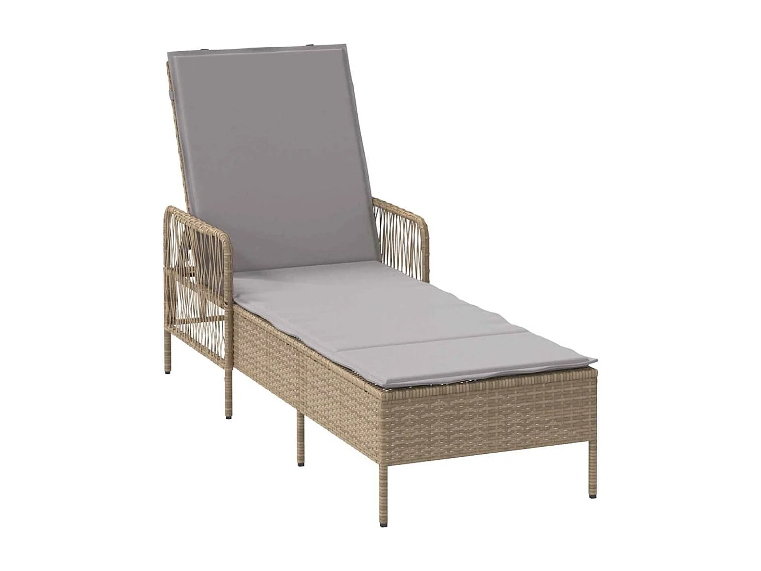 Chaise Longue met beige kussen van imitatie rotan.