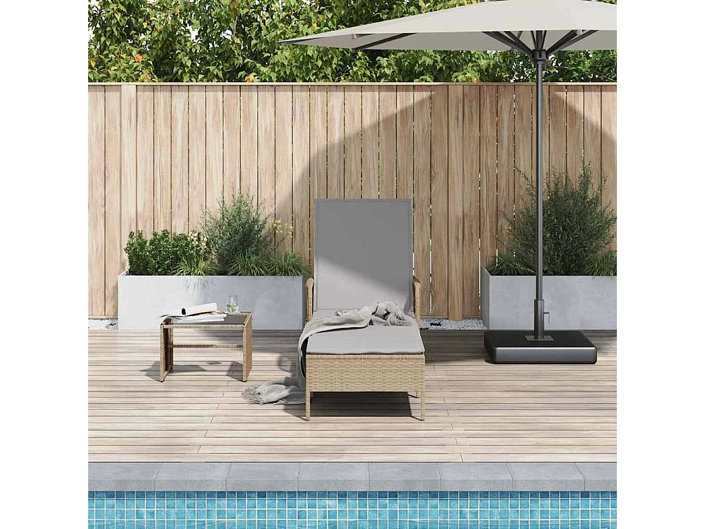Chaise Longue met beige kussen van imitatie rotan.