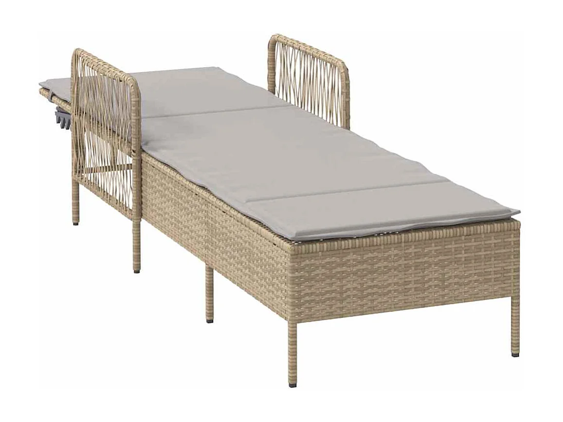 Chaise Longue met beige kussen van imitatie rotan.