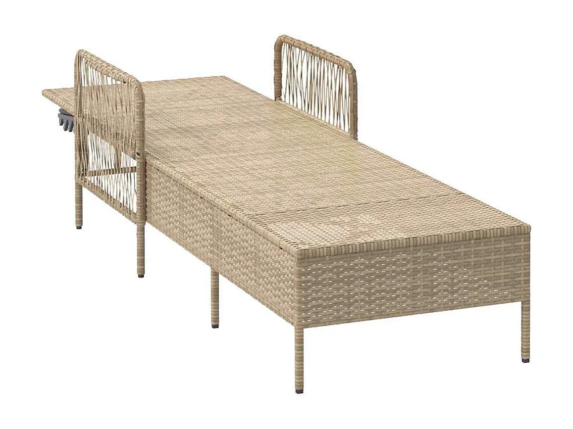 Chaise Longue met beige kussen van imitatie rotan.