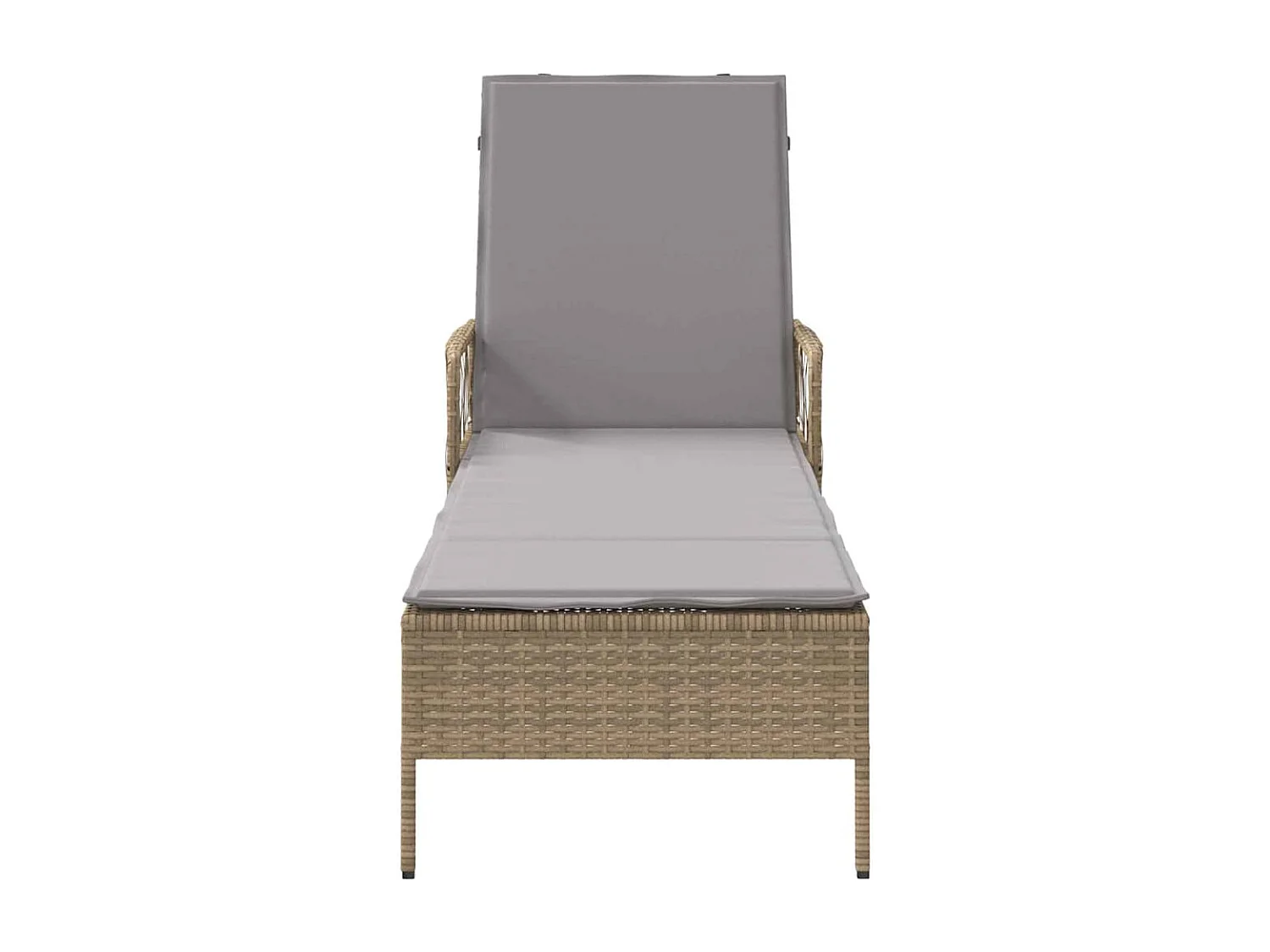 Chaise Longue met beige kussen van imitatie rotan.