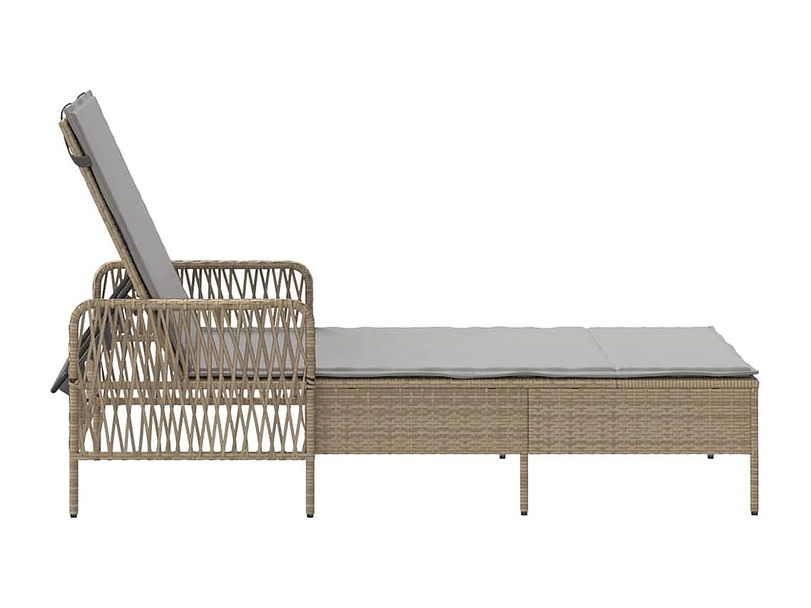 Chaise Longue met beige kussen van imitatie rotan.