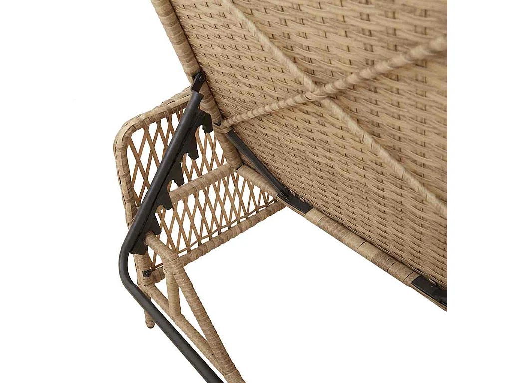 Chaise Longue met beige kussen van imitatie rotan.