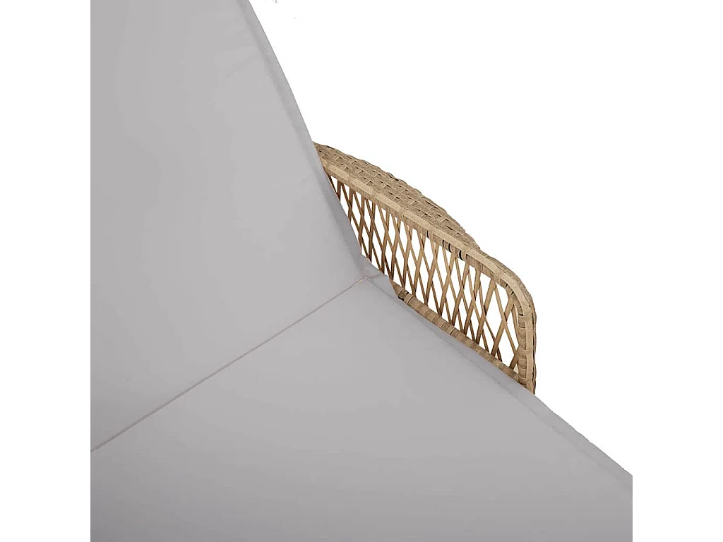 Chaise Longue met beige kussen van imitatie rotan.