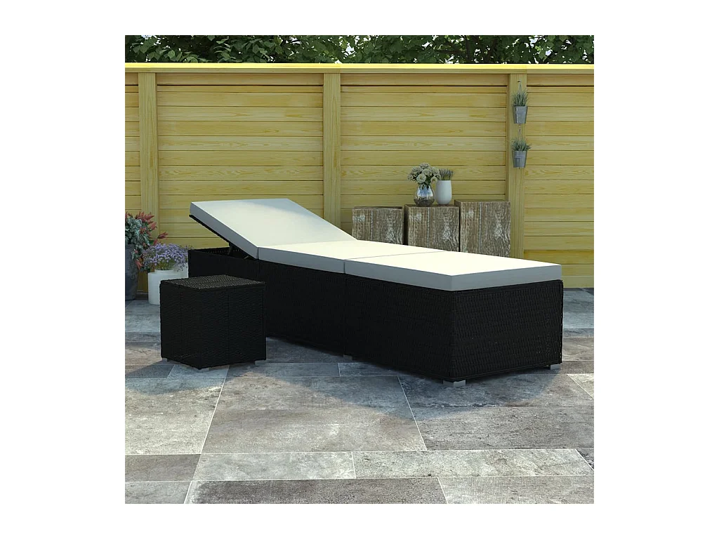 Crèmewitte rotan loungestoel met kussen en theetafel