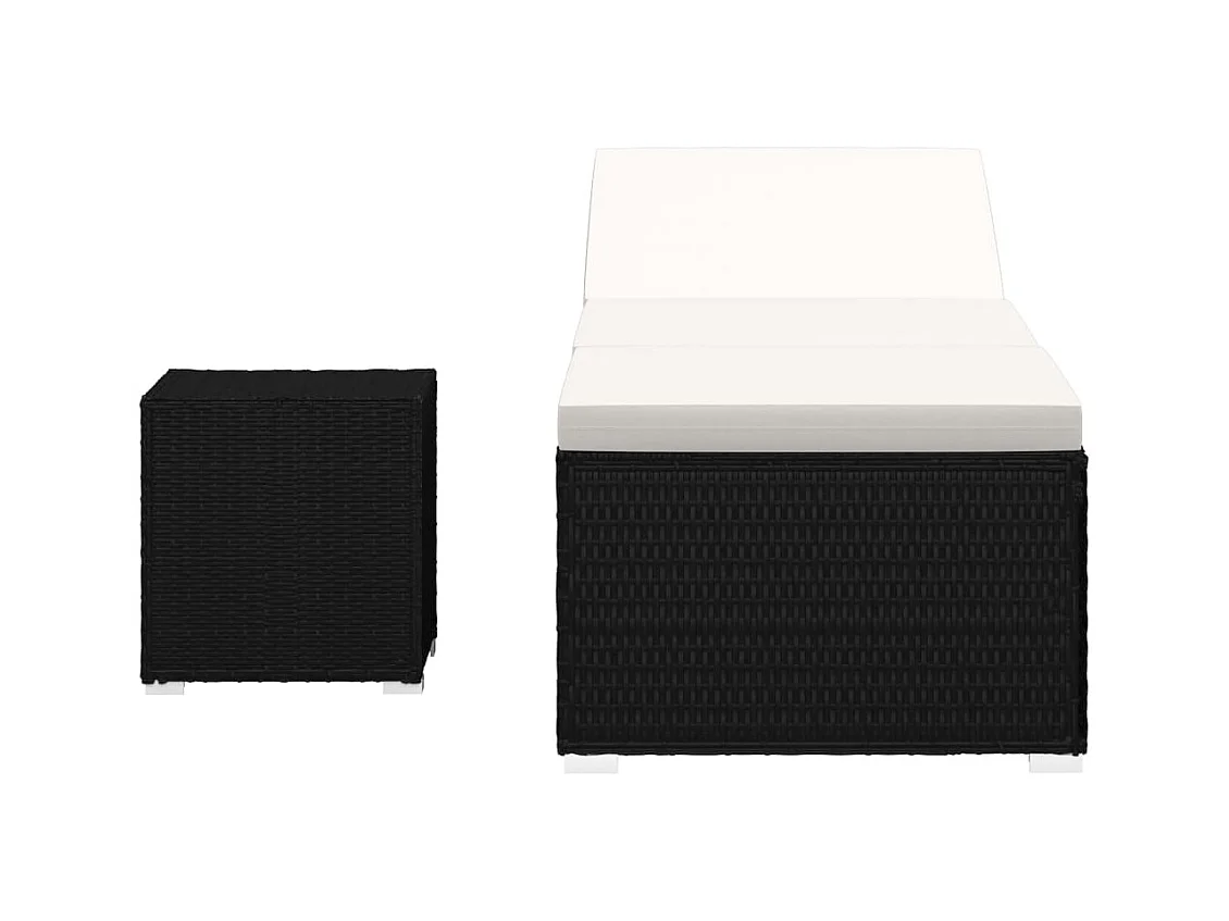 Crèmewitte rotan loungestoel met kussen en theetafel