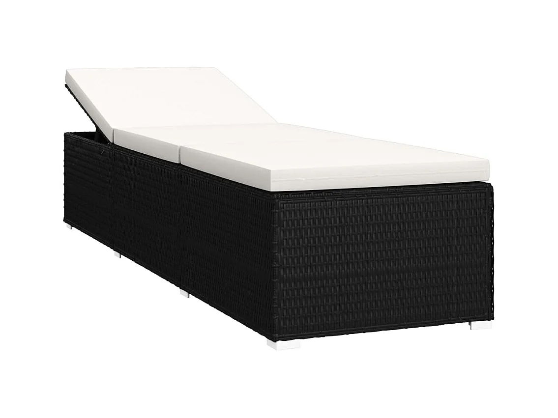 Crèmewitte rotan loungestoel met kussen en theetafel