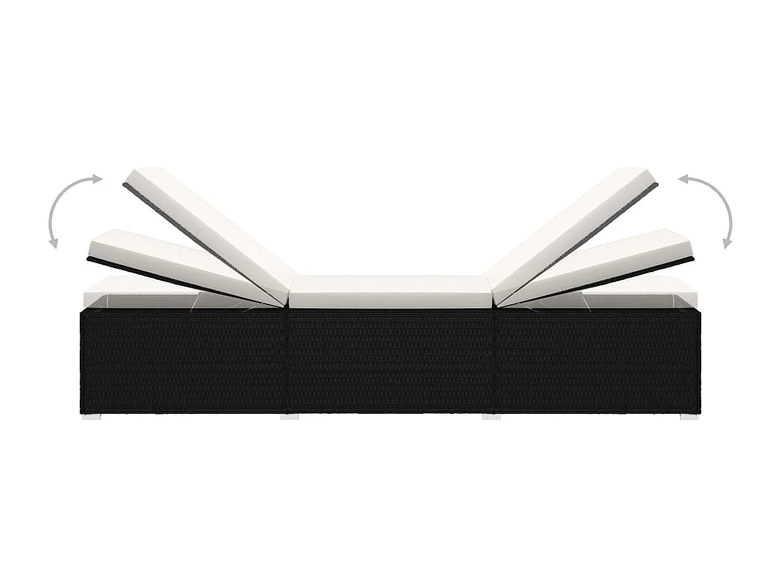 Crèmewitte rotan loungestoel met kussen en theetafel