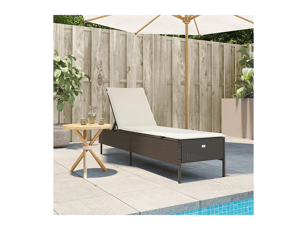 Chaise longue met bruin hars rieten kussen