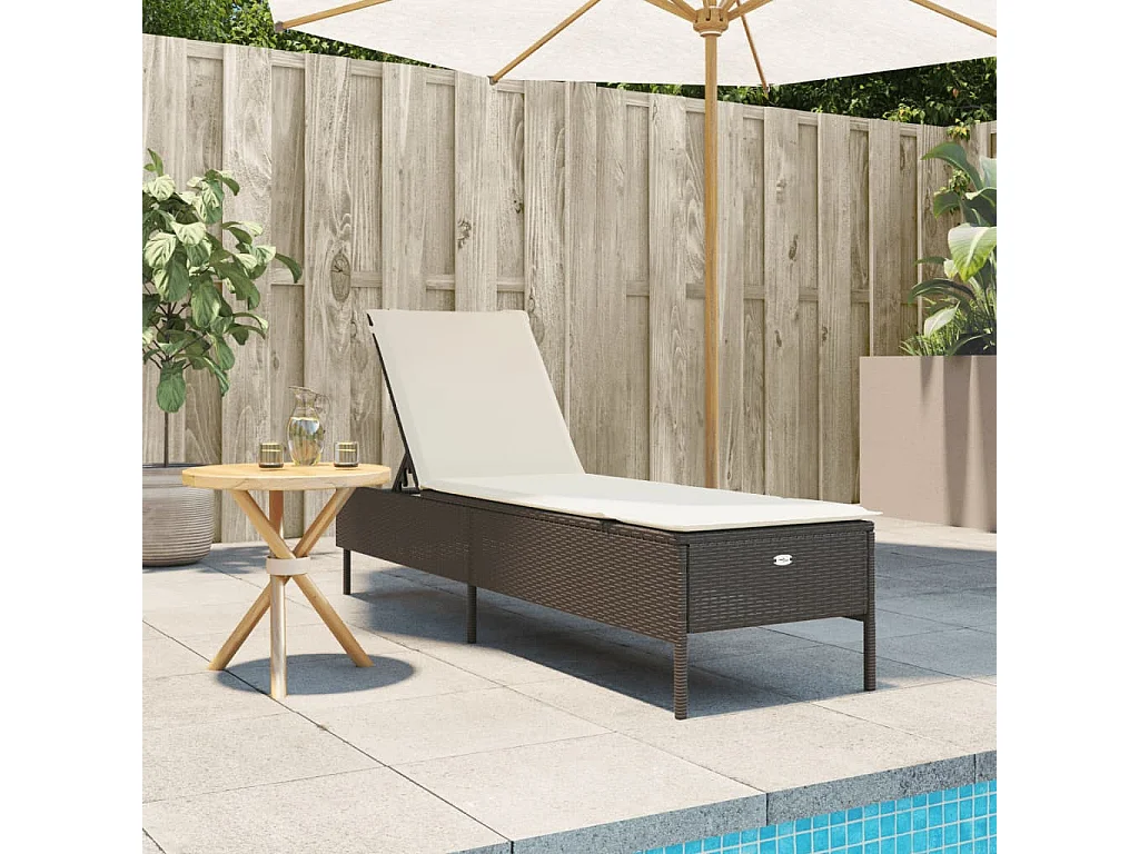 Chaise longue con cuscino in vimini di resina marrone