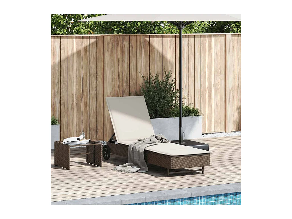 Chaise longue con ruote e cuscino in resina intrecciata marrone