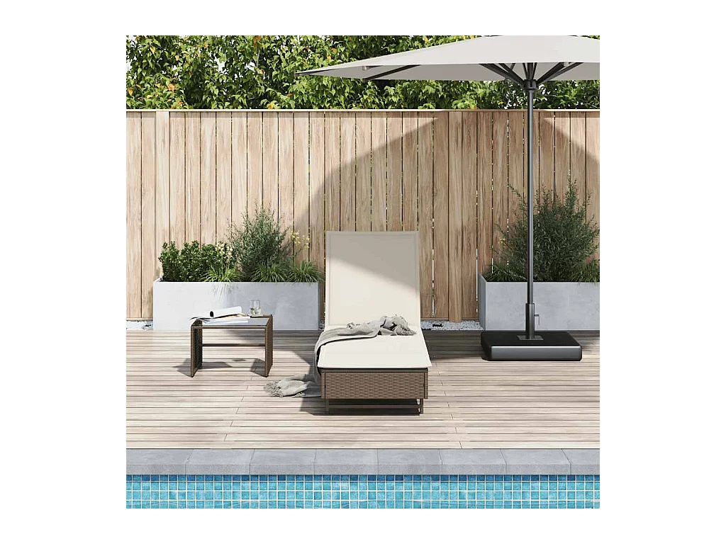 Chaise longue con ruote e cuscino in resina intrecciata marrone