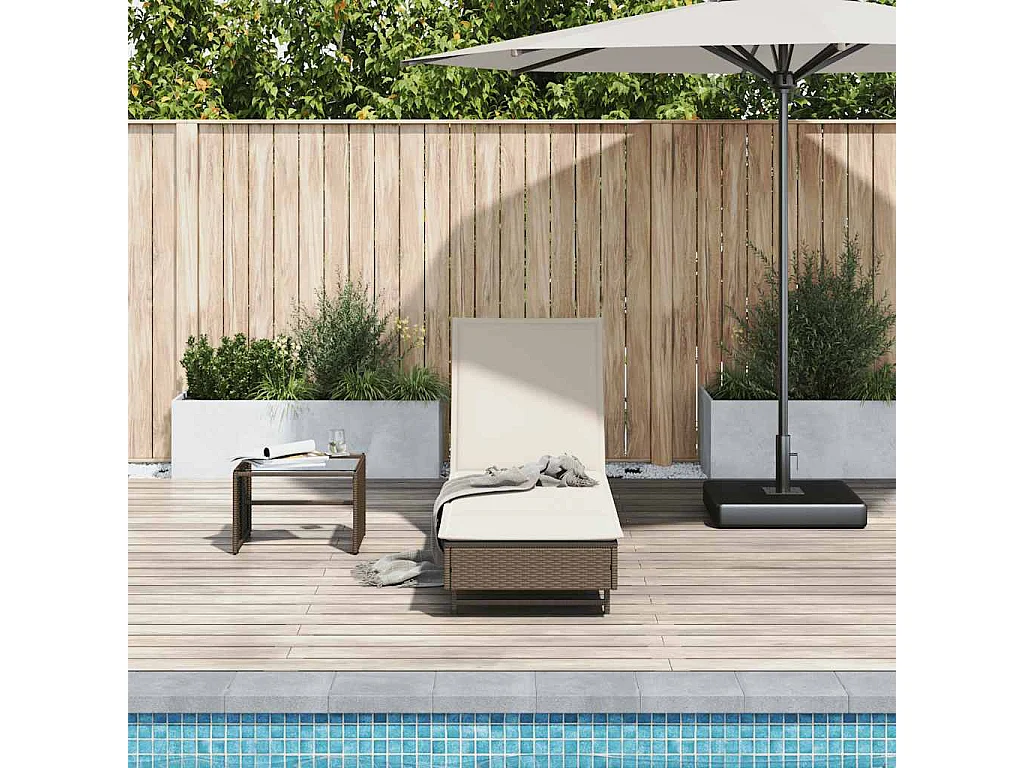 Chaise longue avec roues et coussin marron résine tressée