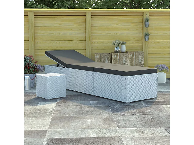 Sillón de ratán blanco con cojín y mesa de té.