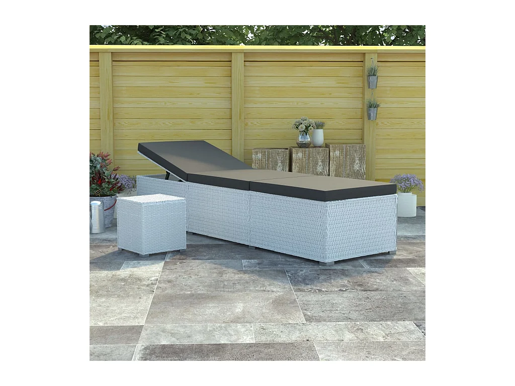 Poltrona in rattan bianco con cuscino e tavolino da tè