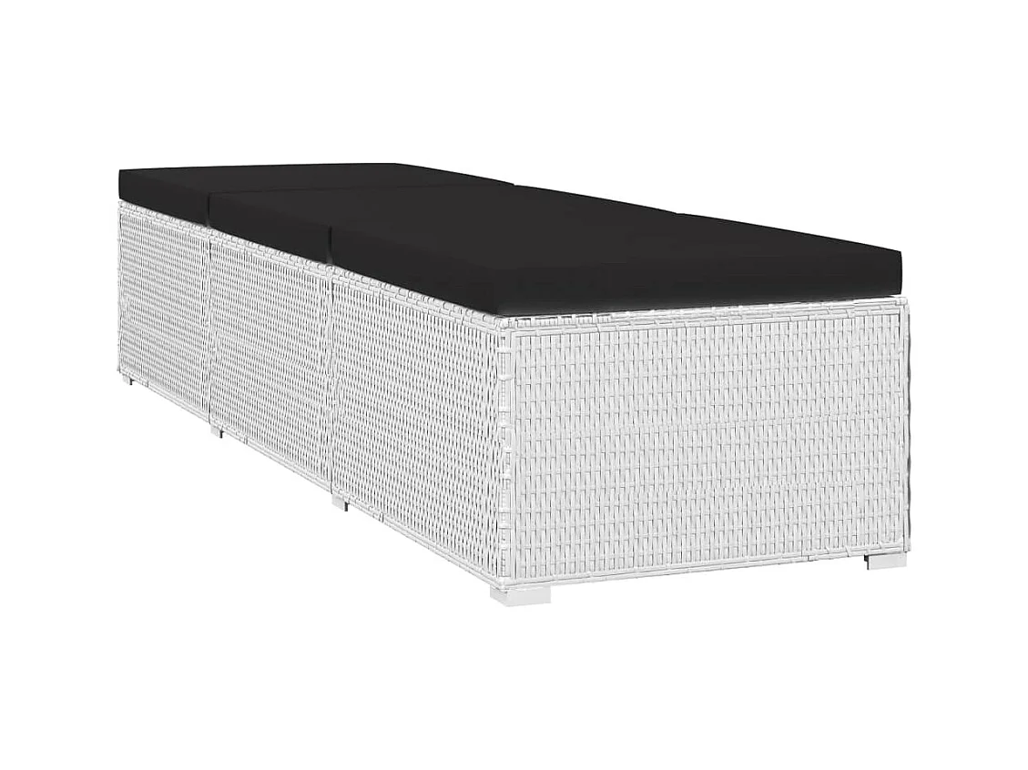 Poltrona in rattan bianco con cuscino e tavolino da tè