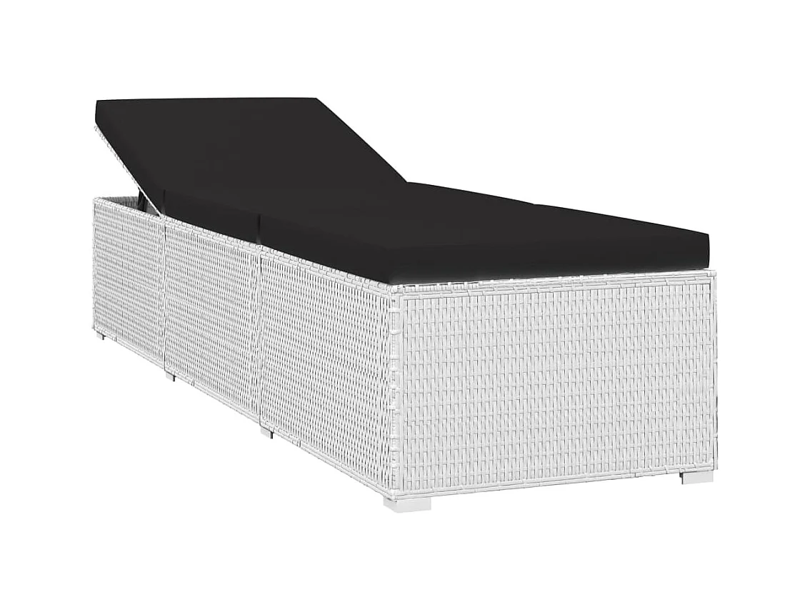 Poltrona in rattan bianco con cuscino e tavolino da tè