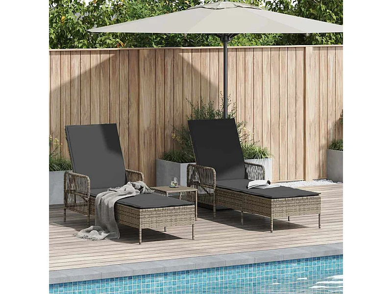 Chaises longues 2 pièces avec coussins et table en poly rattan gris