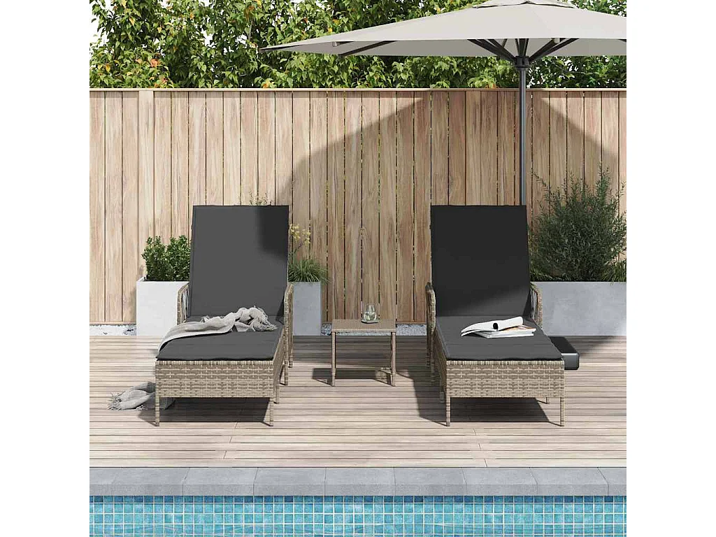 Chaises longues 2 pièces avec coussins et table en poly rattan gris