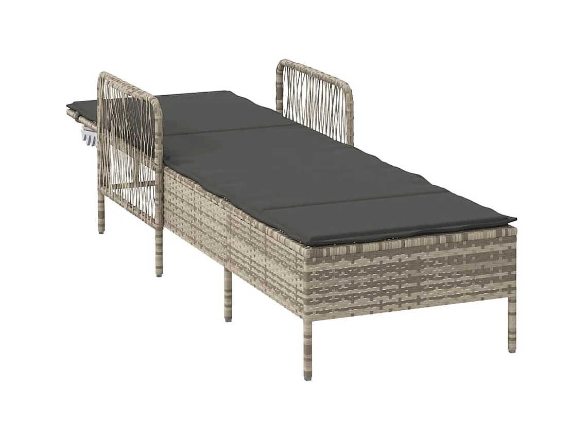 Lounge stoel met grijs poly rotan kussen.