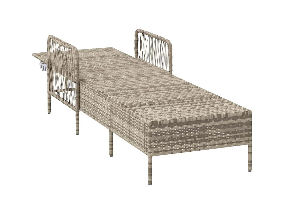 Lounge stoel met grijs poly rotan kussen.