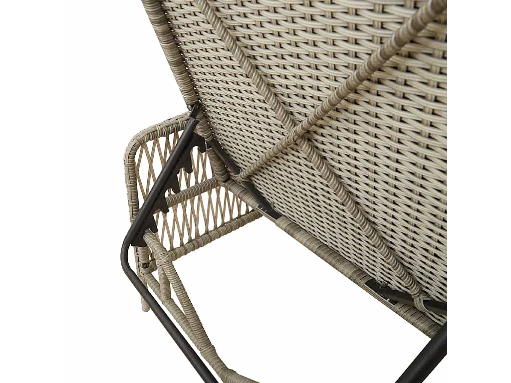 Lounge stoel met grijs poly rotan kussen.