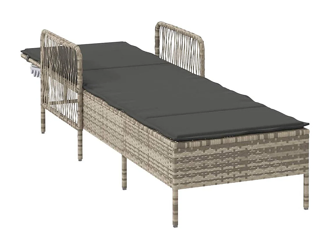 Chaise longue avec coussin gris en poly rattan.