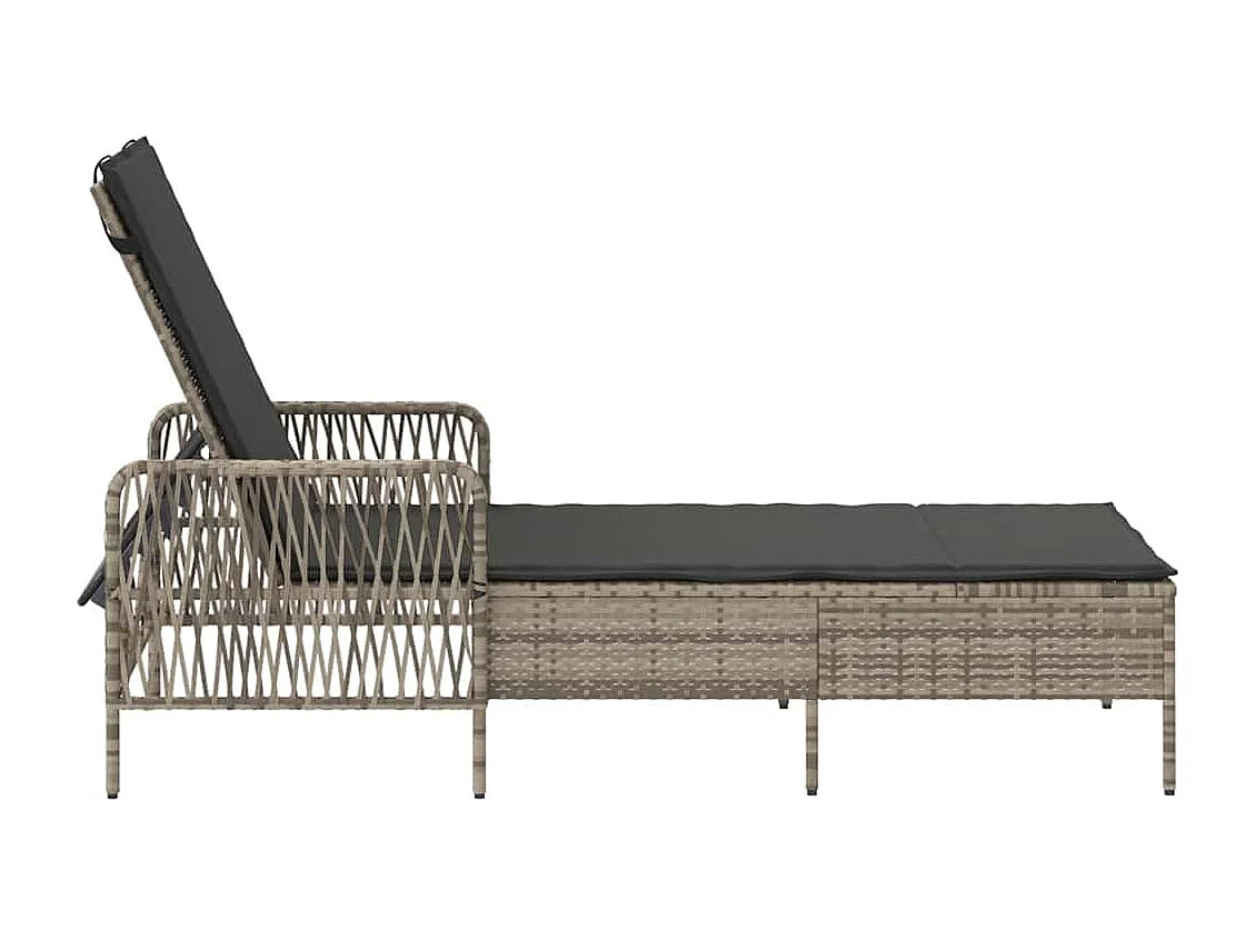 Chaise longue avec coussin gris en poly rattan.