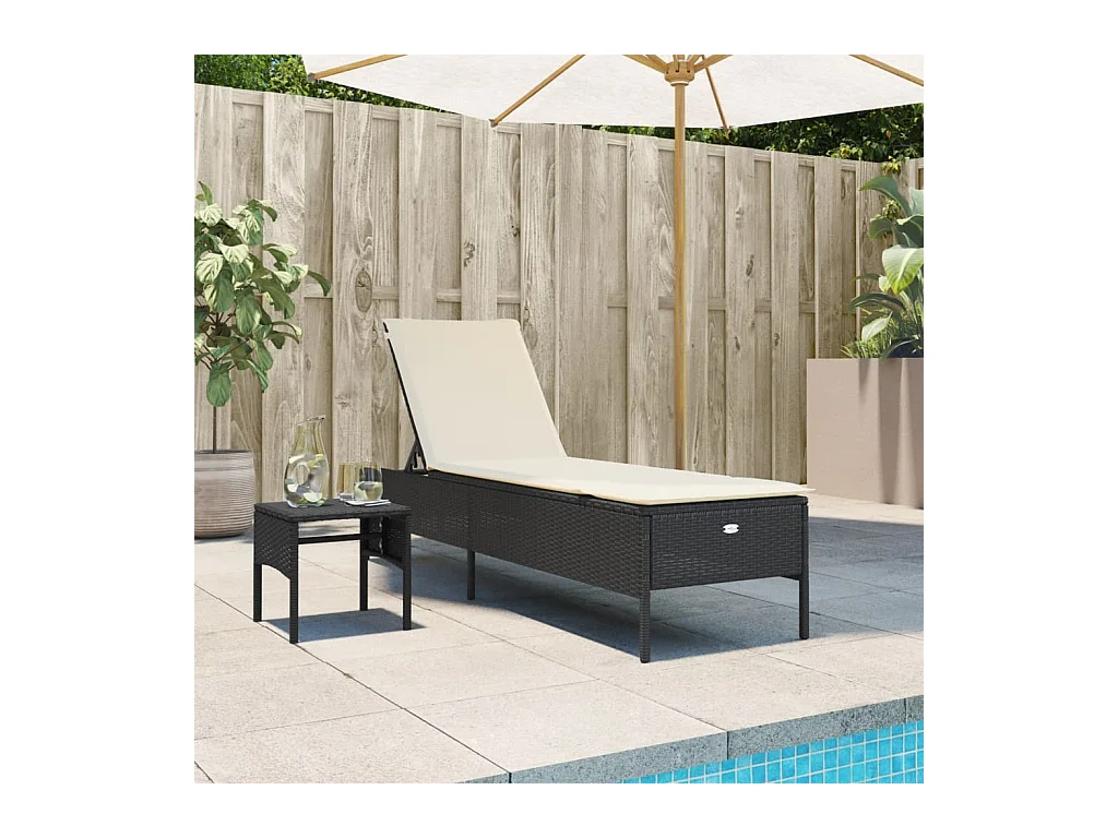 Chaise longue met tafel en zwart kussen van gevlochten hars