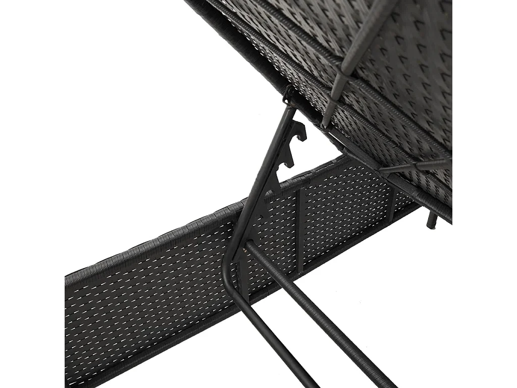 Chaise longue con tavolino e cuscino nero in resina intrecciata