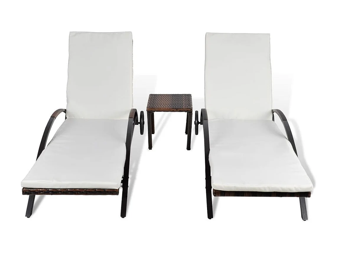 Tumbonas de resina tejida marrón con mesa