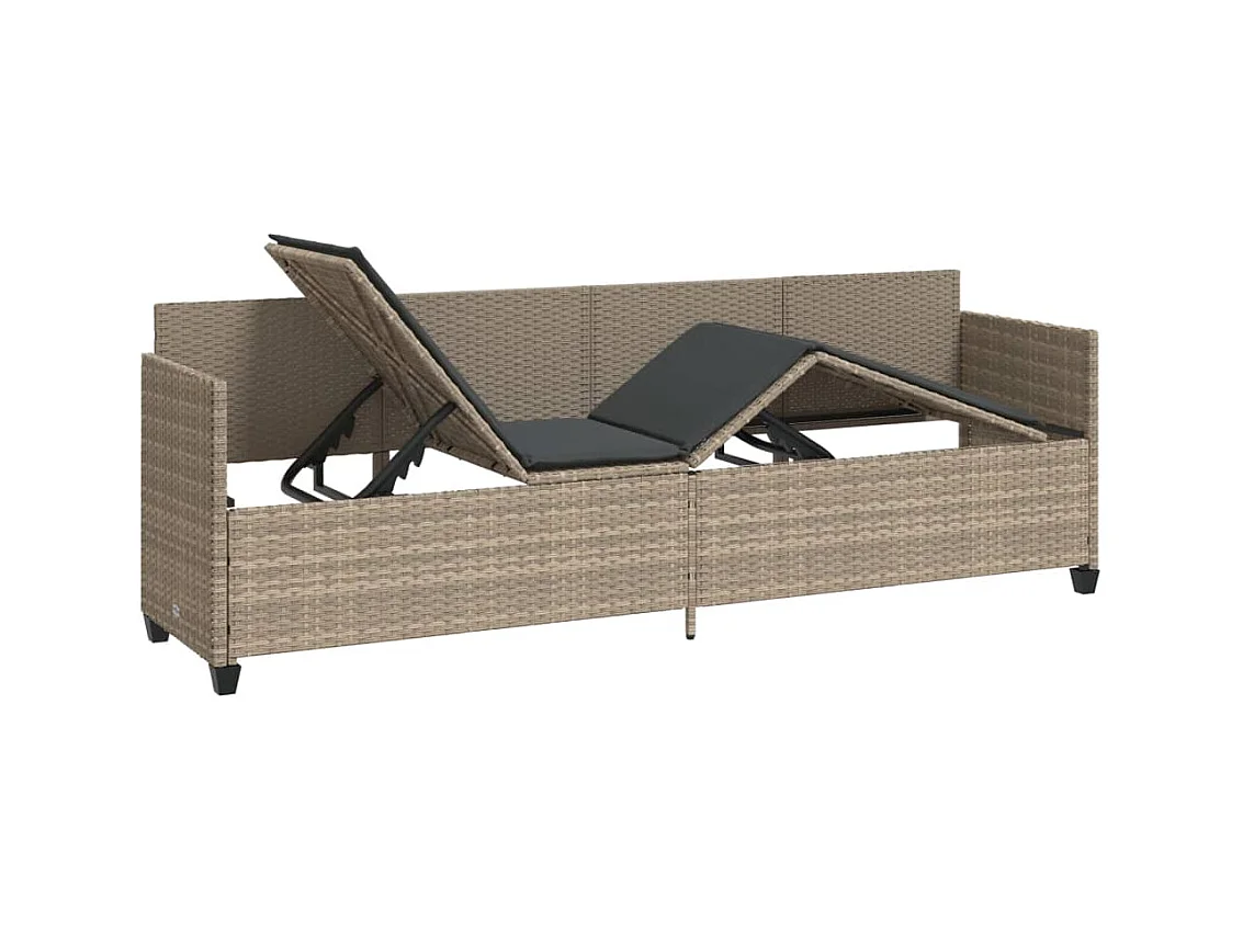 Chaise longue met lichtgrijze kussens van geweven hars