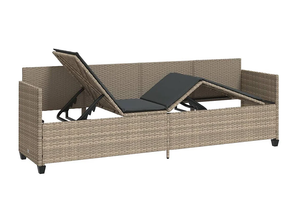 Chaise longue met lichtgrijze kussens van geweven hars