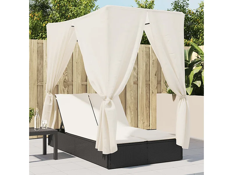 Chaise longue doble con techo y cortinas negras en resina tejida