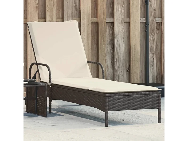 Chaise longue con ruedas y cojín de resina tejida negra