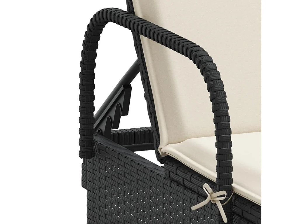 Chaise longue con ruote e cuscino in resina intrecciata nera